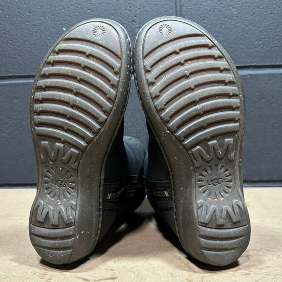 UGG Women’s Black Leather Ankle Boots Size 7 Shearling Lined Moto Buckle Zip - Picture 11 of 11